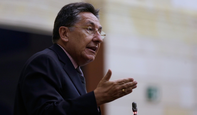 Néstor Humberto Martínez negó "chuzadas" al proceso de paz