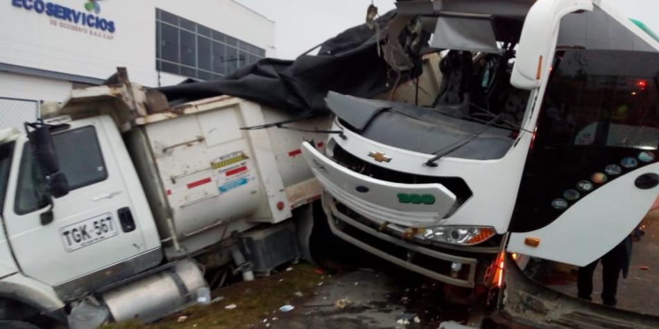 Accidente en autopista Bogotá – Medellín deja dos muertos y más de 30 heridos