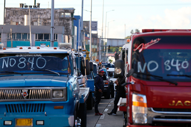 Camioneros madrugaron y trancaron Bogotá