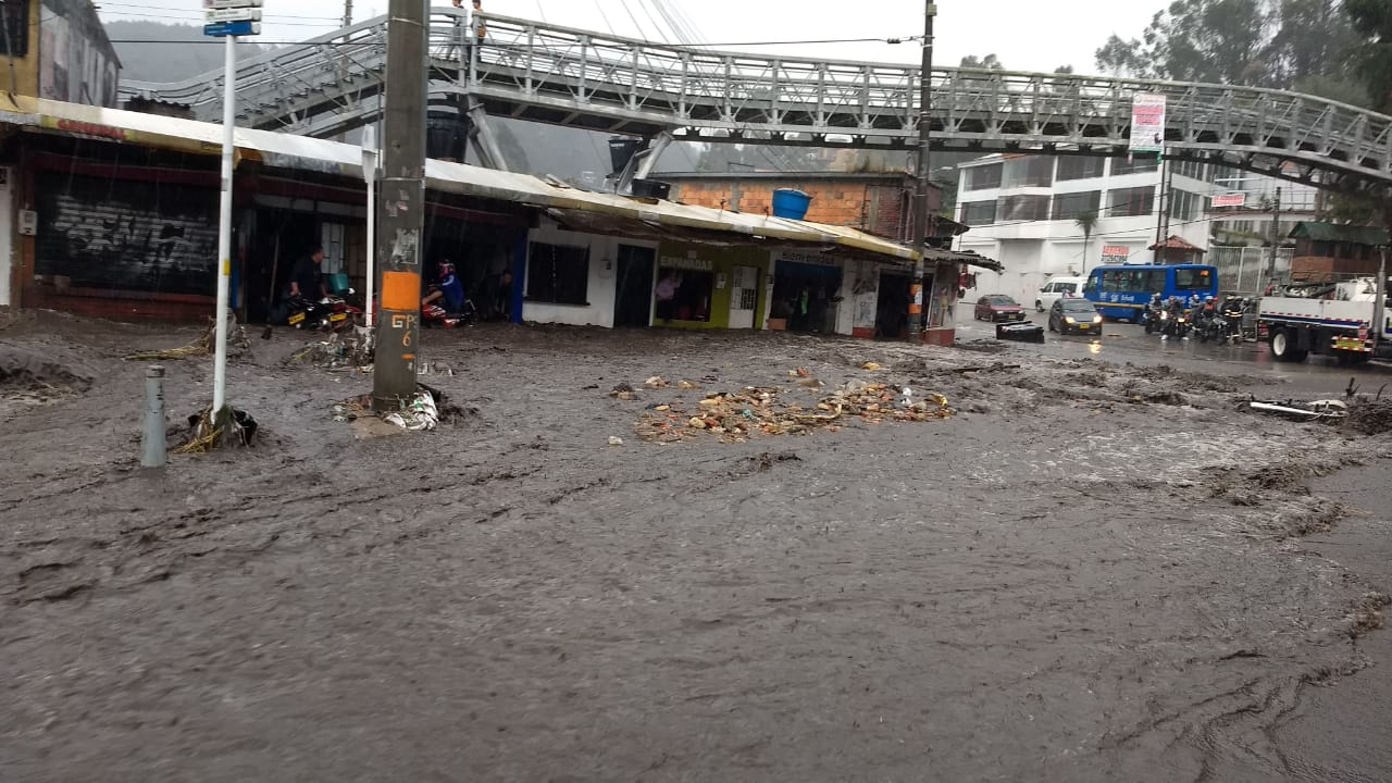 Movilidad en vía La Calera colapsa por fuertes lluvias