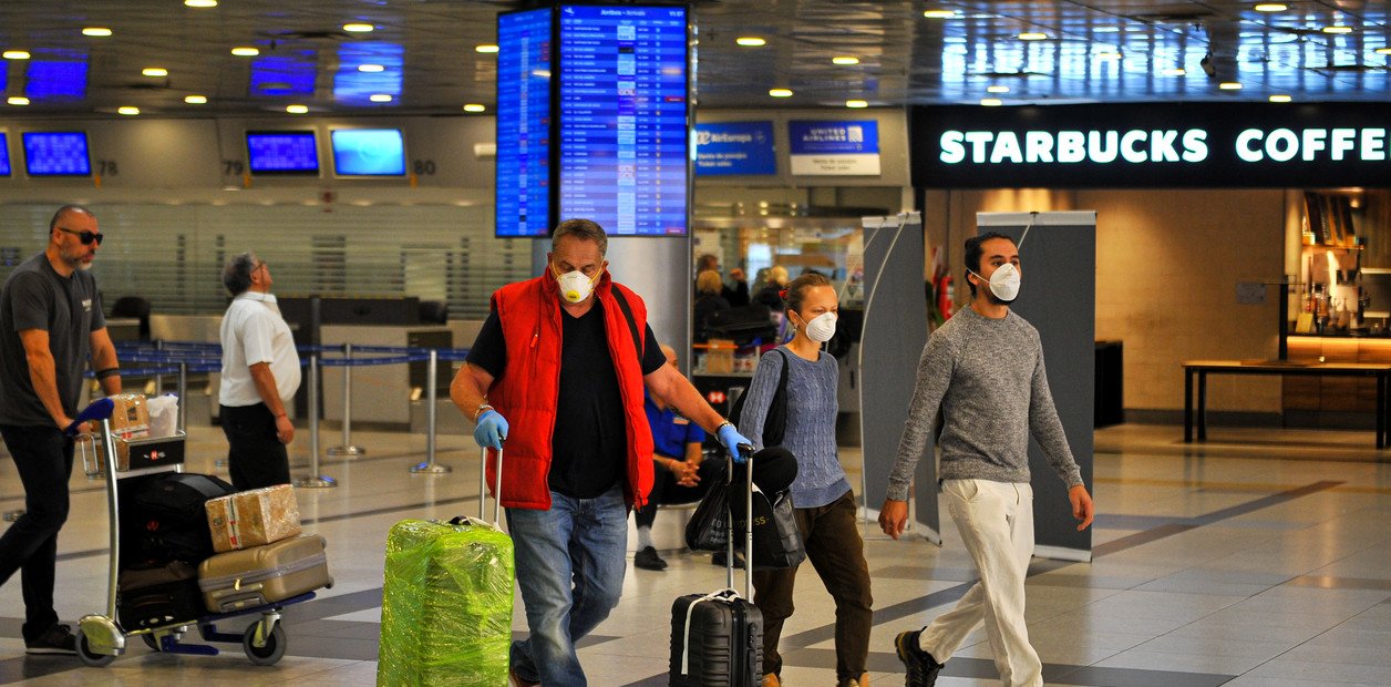 Varados en aeropuertos. Los varados en aeropuertos de todo el mundo se cuentan a miles desde que los cierres de frontera se comenzaron a implementar para detener la propagación del coronavirus