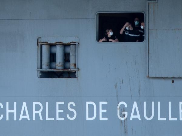 Alerta por marineros contagiados con COVID-19 en portaaviones francés