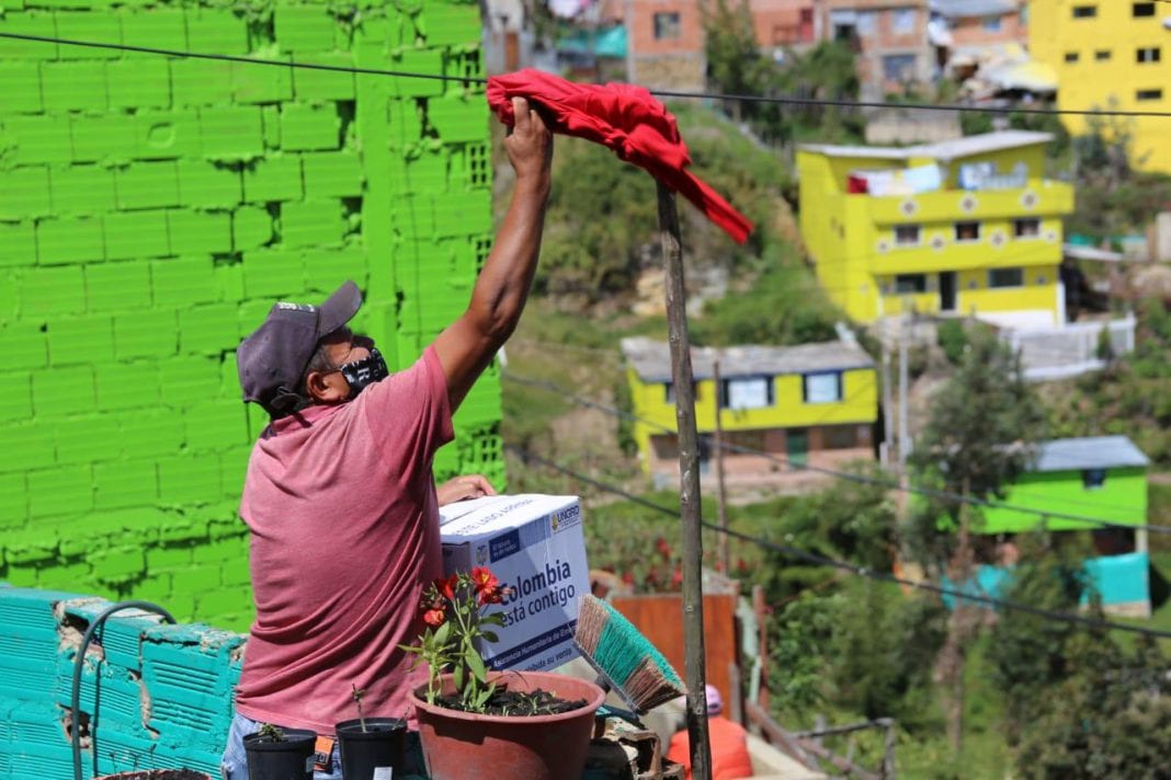 Toque de queda en Soacha Colombia trapo rojo