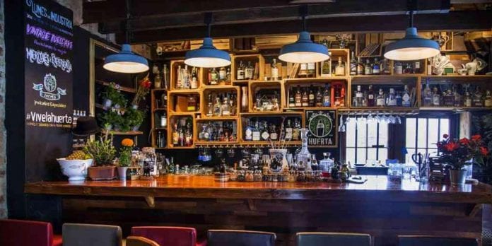 Distrito y dueños de bares y discotecas acuerdan plan piloto para reapertura