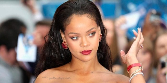 Foto en toples de Rihanna ofendió a los hindúes