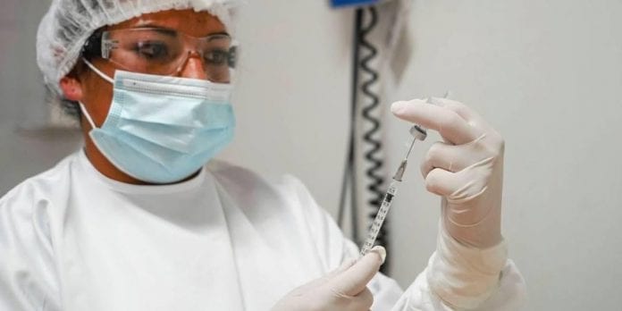 Bogotá esperará para vacunar a personas entre 60 y 79 años