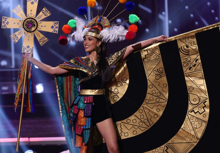 Desfile de trajes típicos en Miss Universo 2021