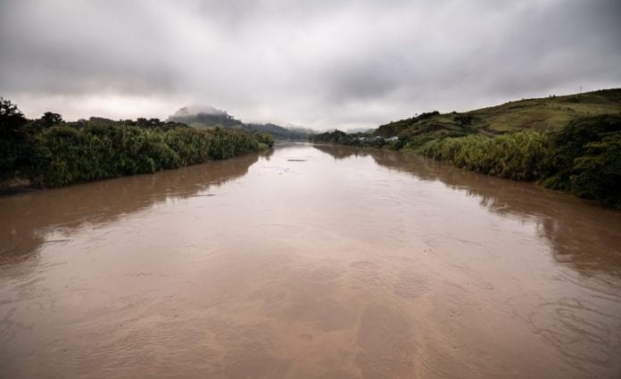 ¡Desalmada! Una mujer lanzó a su hijo de 6 años al río Cauca