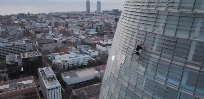 Hombre escaló rascacielos sin seguridad en Barcelona