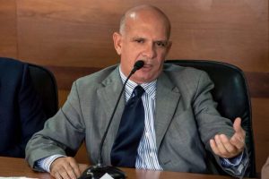 Gustavo Petro se defiende del 'Pollo' Carvajal y lo enfrentará judicialmente