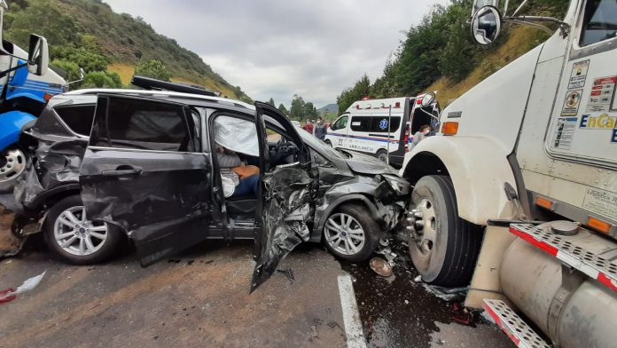 Violento en choque en la vía Tunja-Bogotá deja cinco heridos