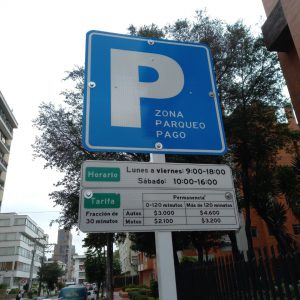 Estacionamiento en espacio público recaudará $1 billón en 10 años para Bogotá