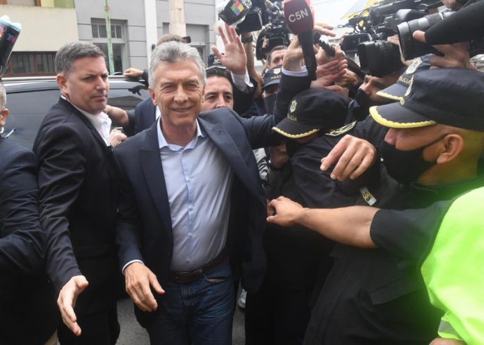 Mauricio Macri le quitó el micrófono a un periodista y lo tiró al suelo