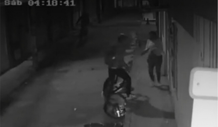(Video) Mujer sobrevive a disparo en la cabeza tras intento de robo