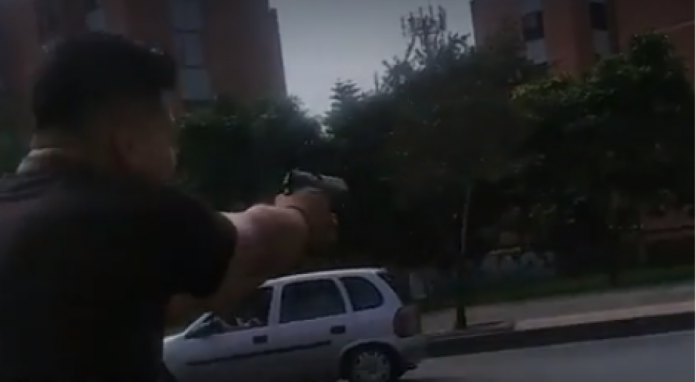 Video: Conductor sacó a bala a un limpiavidrios que lo amenazaba con un cuchillo