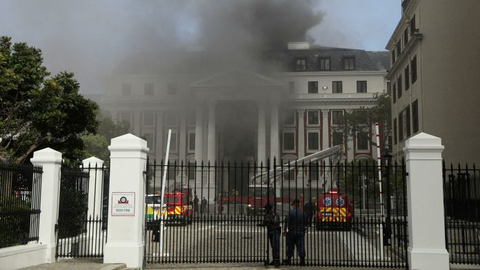 Incendio en el parlamento de Sudáfrica deja grandes daños