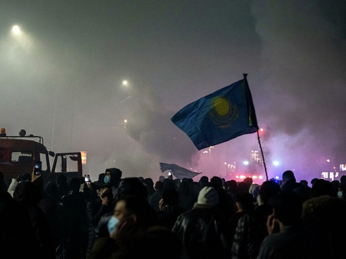 ¡Policía mató a decenas de manifestantes en Kazajistán!