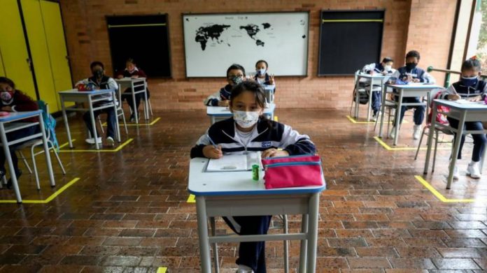 El gobernador de Cundinamarca Nicolás García invitó a los padres de familia a matricular a sus hijos en las instituciones educativas