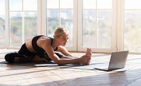Deja el estrés: Te traemos algunos tips para hacer yoga en casa