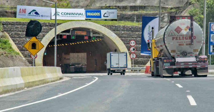 ¡Tremendo choque entre volqueta y furgón se presentó en una vía de Medellín!