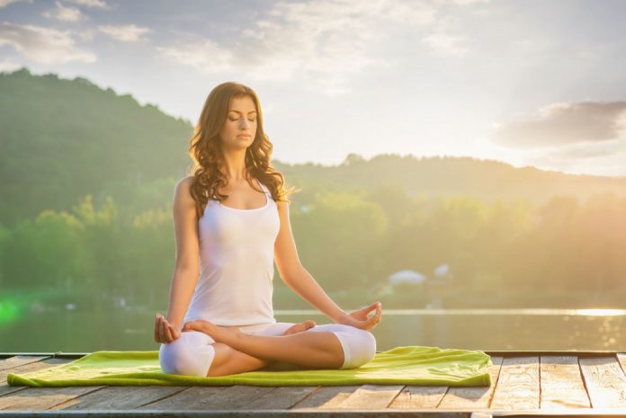Deja el estrés: Te traemos algunos tips para hacer yoga en casa