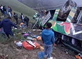 Bus cayó a un precipicio de 100 metros dejando varios muertos en Perú