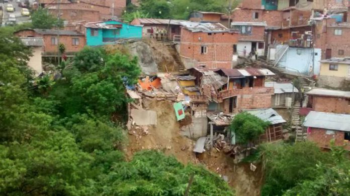 Deslizamiento en Medellín tumbó una casa