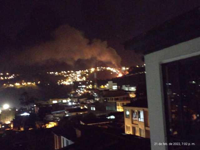 Grave incendio afectó tres casas en Manizales