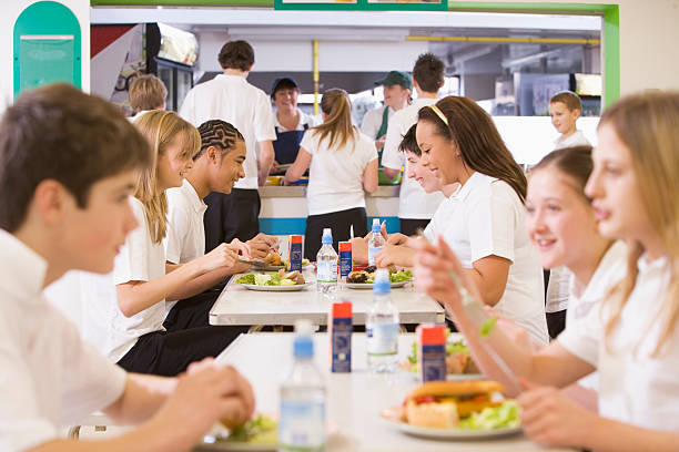 Colegio del norte no le permite calentar almuerzos a los estudiantes
