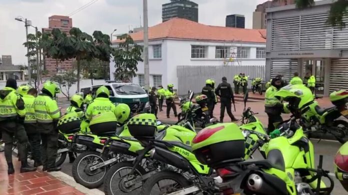 ¡Atención! Se presentó un motín en una estación de Policía de Bogotá