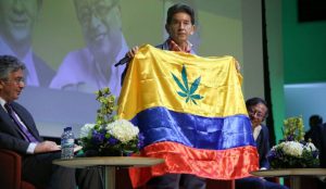 Candidato propone poner hoja de marihuana en la bandera