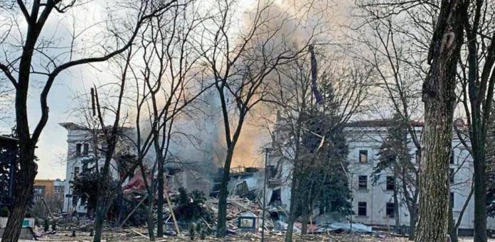 300 muertos dejan un bombardeo a teatro de Ucrania