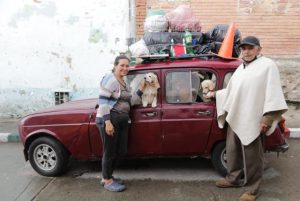 Conozca la historia de la pareja que vive en un Renault con sus perros