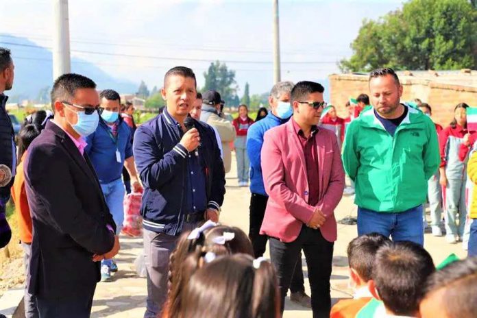 El alcalde de Zipaquirá entra una nueva placa huella