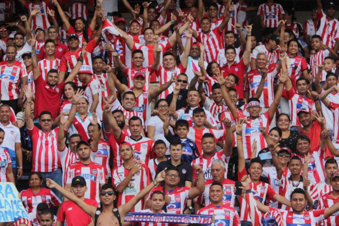 Hinchas del Junior se enfrentaron en el estadio Metropolitano de Barranquilla