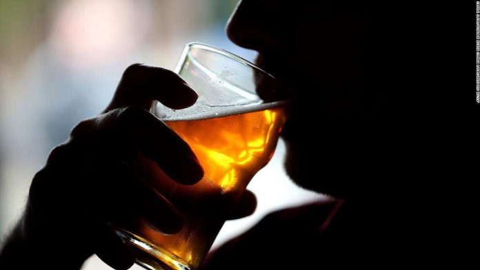 Dos personas fallecen por consumir alcohol adulterado