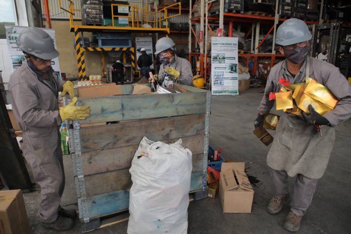 En Cundinamarca destruyeron 30 toneladas de licor adulterado