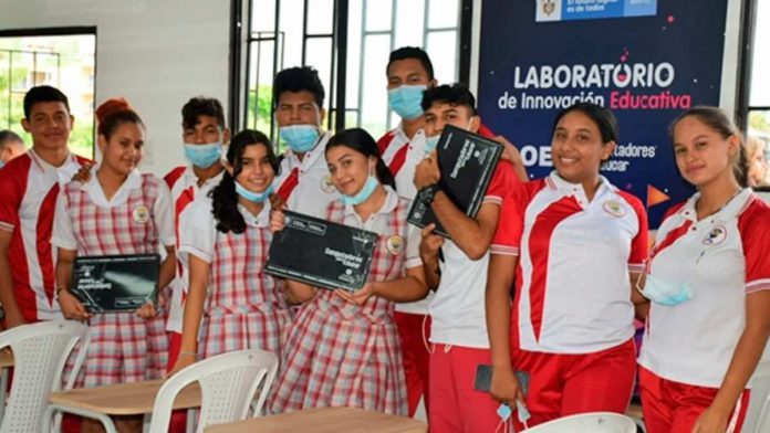 Entregan laboratorios de Innovación educativa en Cundinamarca