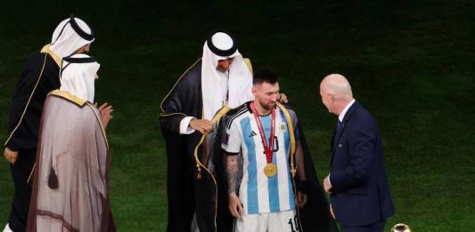 ¿Qué es la túnica que le colocaron a Lionel Messi?