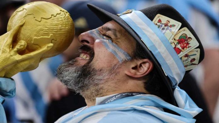 Varios hinchas argentinos protestan para entrar a la final del Mundial