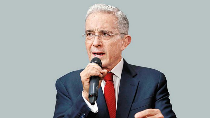 Álvaro Uribe propone consulta popular para la reforma a la salud
