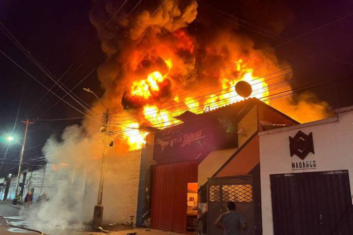 Terrible incendio en Bucaramanga se consumió empresas de reciclaje y pintura