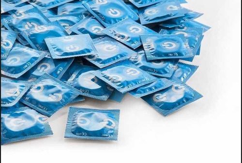 Colegios públicos ahora cuentan con dispensadores de condones