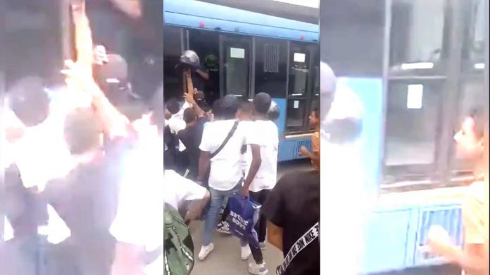 Video: Por poco linchan a un hombre que habría acosado a una menor en un bus de Cali