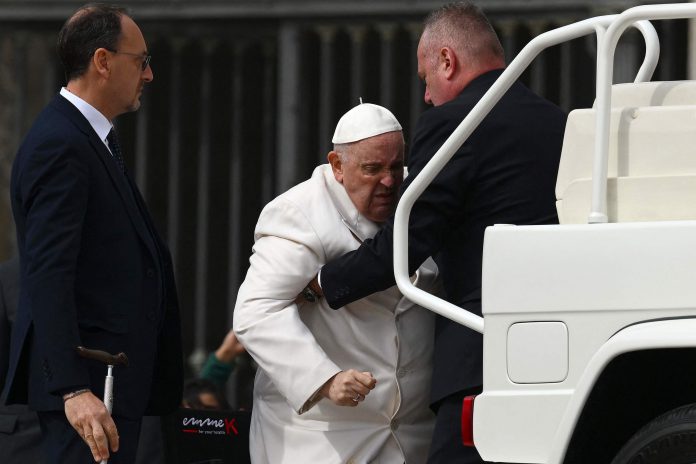 El papa Francisco ha sido internado en un hospital por problemas cardíacos