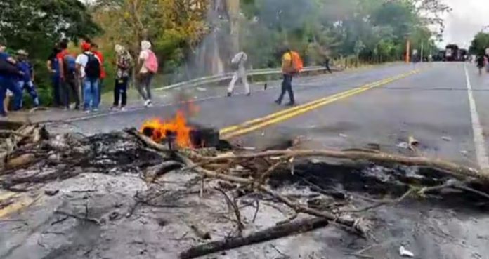 Paro Minero mantiene cerradas dos vías principales de Antioquia