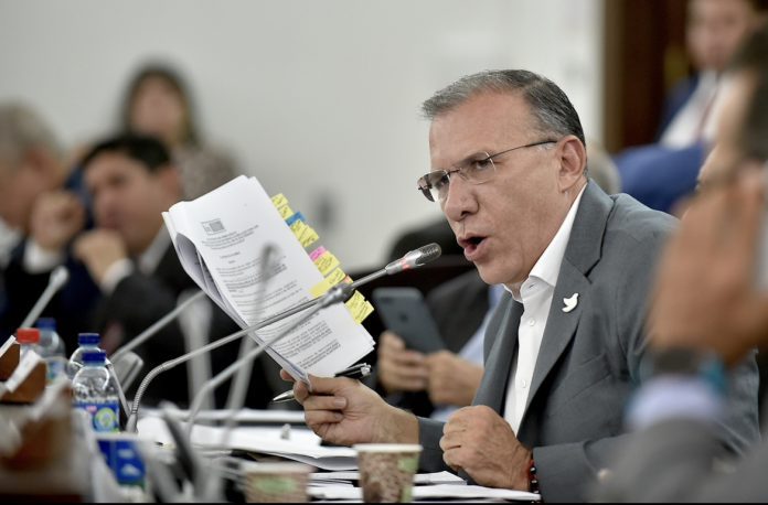 Roy Barreras arremete contra la hundida reforma política