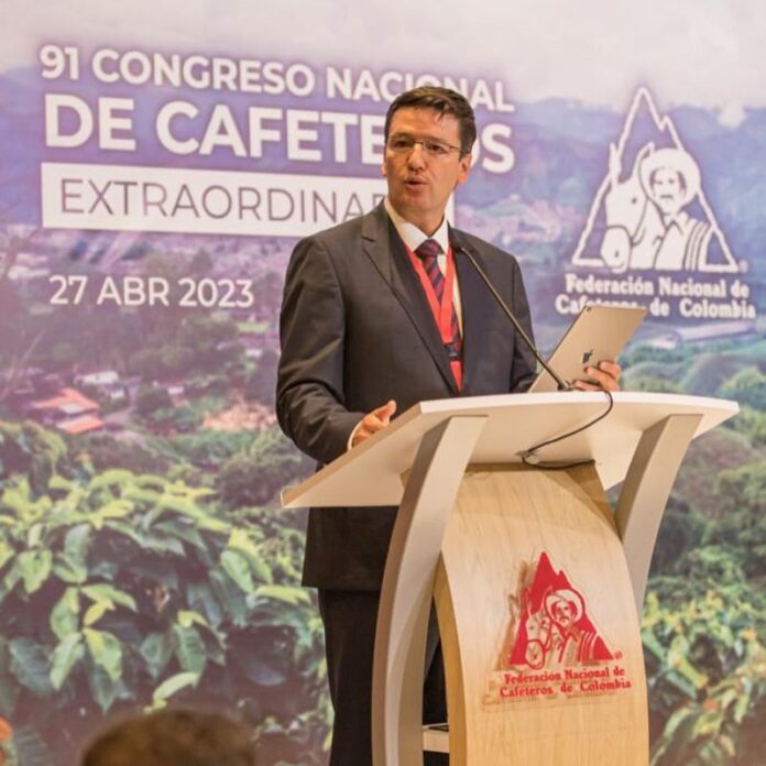 Gustavo Petro expresa su desaprobación hacia el nuevo gerente de la Federación Nacional de Cafeteros