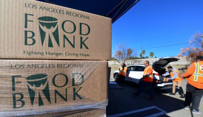California: Bancos de comida gratis para migrantes