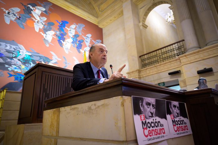 Moción de censura al canciller Álvaro Leyva fue interrumpida por manifestantes